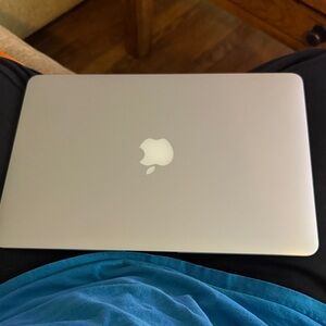 Apple MacBook Air 2015 13” with charger